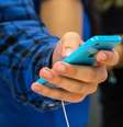 <p>Carregar o smartphone do modo convencional ainda ser&aacute; necess&aacute;rio, segundo pesquisadores</p>  Foto: Getty Images 