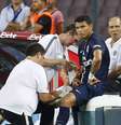Thiago Silva deixou o amistoso com o Napoli por dores  Foto: Carlos Hermann / AFP