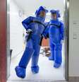 Agentes de saúde na Alemanha limpam ambiente onde estão internados pacientes em quarentena  Foto: Reuters