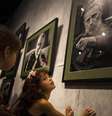 <p>Uma menina prestigia uma exposição de fotografias de Fidel Castro no Memorial José Martí, em Havana, Cuba</p>  Foto: Ramon Espinosa / AP