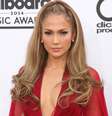 Jennifer Lopez prendeu o elástico bem alto, evidenciando o efeito do penteado  Foto: Helga Esteb/Shutterstock