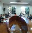 <p>Em reunião com os parentes das vítimas, o governador Marconi Perillo observa o secretário de Segurança Pública discursar para o grupo</p>  Foto: Mirelle Irene / Ethos