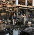 <p>Policiais iraquianos inspecionam o local de um ataque com carro-bomba perto de um restaurante no distrito de Nova Bagdá, Iraque, em 13 de agosto</p>  Foto: Karim Kadim / Reuters