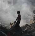 Soldado retira destroços de casa após ataques na cidade de Rafah, em Gaza  Foto: Hatem Ali / AP