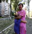Mulher e criança choram próximo ao local de conflitos na cidade de Donetsk  Foto: Sergei Karpukhin / Reuters