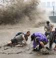 Dezenas de pessoas foram jogadas ao chão e se feriram por onda gigante  Foto: Stringer / Reuters