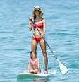 Alessandra Ambrosio faz stand up paddle no Havaí   Foto: The Grosby Group