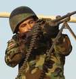 <p>Um militar curdo assume posição na linha de frente no Iraque, em 14 de agosto </p>  Foto: Azad Lashkari / Reuters