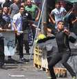 <p>Manifestantes palestinos atiram pedras em soldados israelenses durante&nbsp;um protesto contra a a&ccedil;&atilde;o militar israelense em Gaza, na cidade de Hebron, em 15 de agosto</p>  Foto: Nasser Shiyoukhi / AP