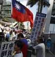 <p>Milhares de manifestantes estavam vestidos de vermelho como forma de marcar sua lealdade a Pequim</p>  Foto: Liau Chung-ren / Reuters