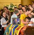 <p>Familiares ficam ao redor do corpo de Eduardo Campos</p>  Foto: Felipe Frazão / Agência Brasil