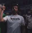 <p>Larry Page e Sergey Brin instantes antes do banho gelado</p>  Foto: Youtube  Google / Reprodução
