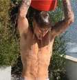 <p>Justin Bieber aderiu à causa e tomou banho de gelo usando apenas uma bermuda vermelha</p>  Foto: @justinbieber/Instagram / Reprodução