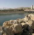 <p>Um homem fica às margens da Represa de Mossul, no rio Tigre, em 1º de novembro de 2007</p>  Foto: Reuters