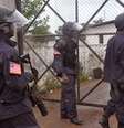 <p>Polícia da Libéria faz guarda em um centro de tratamento de doentes com Ebola da organização Médicos Sem Fronteiras</p>  Foto: Abbas Dulleh / AP