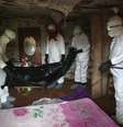 Agentes de saúde, na Libéria, retiram corpo de uma das milhares de vítimas do vírus Ebola  Foto: John Moore / Getty Images 