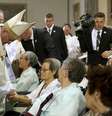 Papa Francisco cumprimenta mulheres que foram forçadas à escravidão sexual pelos militares japoneses durante a Segunda Guerra Mundial  Foto: AP