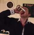 <p>Brit&acirc;nico "bebe" quatro peixes vivos junto com bebida alco&oacute;lica em desafio na web</p>  Foto: Reprodução/Daily Mail