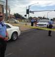 <p>Policias bloqueiam o acesso ao local onde o jovem negro de 23 anos foi morto em St. Louis</p>  Foto: Twitter