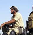 <p>Voluntários de uma milícia xiita patrulham os arredores da cidade de Tikrit, no Iraque</p>  Foto: Reuters