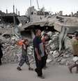 Pessoas carregam poucos pertences que resistiram aos confrontos em Gaza  Foto: THOMAS COEX / AFP