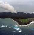 Ilha vulcânica pode provocar um tsunami se suas camadas de lava afundarem no mar  Foto:  JAPAN COAST GUARD / AFP