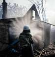 Foto mostra um soldado ucraniano atirando contra casas na região leste do país neste sábado   Foto: DIMITAR DILKOFF / AFP