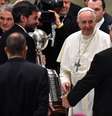 <p>No mês passado, Papa recebeu uma cometiva do San Lorenzo e recebeu presente uma réplica da taça da Libertadores da América, título recém conquistado pelo time</p>  Foto: AFP