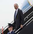 <p>O secretário de Justiça dos Estados Unidos, Eric Holder, desembarca no Aeroporto Internacional de St. Louis em 20 de agosto</p>  Foto: Pablo Martinez Monsivais / Reuters
