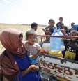 <p>Deslocados da minoria Yazidi&nbsp;que fugiram da viol&ecirc;ncia em&nbsp;Gwer, aguardam&nbsp;para voltar &agrave; cidade iraquiana em um ponto de verifica&ccedil;&atilde;o em 18 de agosto&nbsp;</p>  Foto: Youssef Boudlal  / Reuters