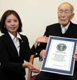 O japonês Sakari Momoi, aos 111 anos de idade, foi reconhecido nesta quarta-feira em Tóquio como o homem vivo mais velho do mundo  Foto: APAN POOL via JIJI PRESS / AFP
