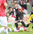 Kleber sofre para ficar com a bola contra o Vila Nova  Foto: Carlos Costa / Agência Lance
