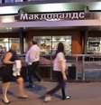 <p>Pessoas passam por uma unidade do McDonald&acute;s fechada no centro de Moscou em 20 de julho</p>  Foto: Tatyana Makeyeva / Reuters