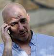 <p>O repórter do New York Times Matthew Rosenberg fala em seu telefone após uma entrevista em Cabul, em 20 de agosto</p>  Foto: Mohammad Ismail  / Reuters
