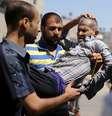 Palestino ferido é retirado de área bombardeada nesta quinta-feira  Foto: Mohammed Salem / Reuters