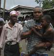 <p>Moradores fogem de zona de conflito entre residentes e policiais em uma favela da Libéria</p>  Foto: James Harding Giahyue / Reuters