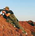 Soldado do Exército sírio se posiciona durante conflitos com extremistas do EI  Foto: AMC / AP