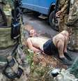 Exército ucraniano apreende um militante separatista pró-russo  Foto: OLEKSANDR RATUSHNIAK / AFP