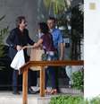 <p>Zé Alfredo é visto em frente ao prédio de Maria Isis conversando com Kelly</p>  Foto: Raphael Dias/TVGlobo / Divulgação