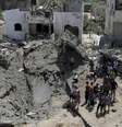<p>Palestinos observam&nbsp;uma cratera aberta&nbsp;ap&oacute;s uma casa ser atingida&nbsp;por um ataque a&eacute;reo israelense&nbsp;no norte da Faixa de Gaza, em 22 de&nbsp;agosto</p>  Foto: Adel Hana / AP