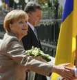 <p>Chanceler alem&atilde; Angela Merkel foi recebida pelo presidente ucraniano Petro Poroshenko</p>  Foto: Gleb Garanich / Reuters