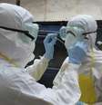 <p>Agentes de sa&uacute;de se preparam para remover&nbsp;um cad&aacute;ver abandonado com sintomas de ebola no mercado Duwala em Monrovia, capital da Lib&eacute;ria, em 17 de agosto</p>  Foto: 2Tango / Reuters