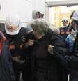 <p>Idosa é auxiliada por equipe da Defesa Civil em evacuação de prédio na cidade de Viña del Mar, a 119 km da capital chilena, Santiago</p>  Foto: Eliseo Fernandez / Reuters