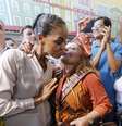 <p>Marina Silva recebe beijo de mulher durante visita ao Centro de Tradi&ccedil;&otilde;es Nordestinas, em S&atilde;o Paulo</p>  Foto: Reuters