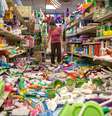 <p>A funcionária de um supermercado se depara com as prateleiras do estabelecimento totalmente desorganizadas após o terremoto que atingiu a cidade neste domingo</p>  Foto: Alex Washburn / Reuters