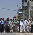 <p>Palestino Abu Bilal (ao centro) carrega sua neta de 1 ano e meio, ao lado de diversos amigos e familiares, durante seu cortejo fúnebre para o cemitério local, na Cidade de Gaza, neste domingo, 24 de agosto. De acordo com testemunhas, ela foi morta quando um míssil atingiu seu bairro</p>  Foto: ROBERTO SCHMIDT / AFP