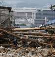 <p>Policial busca por sobreviventes em uma área residencial em Asaminami, Hiroshima, em 23 de agosto</p>  Foto: Toru Hana / Reuters