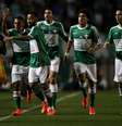Juninho é festejado pelo gol da vitória do Palmeiras  Foto: Friedemann Vogel / Getty Images 