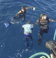 O corpo de um imigrante é resgatado no Mediterrâneo  Foto: Aimen Elsahli / Reuters
