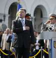 <p>O presidente Petro Poroshenko canta o hino nacional durante a parada militar do Dia da Independência, no centro de Kiev, em 24 de agosto</p>  Foto: Gleb Garanich  / Reuters